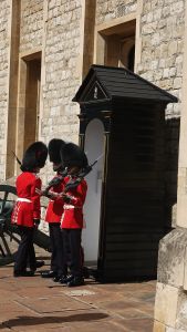 Střídání stráží před budovou, kde jsou uschované britské korunovační klenoty.